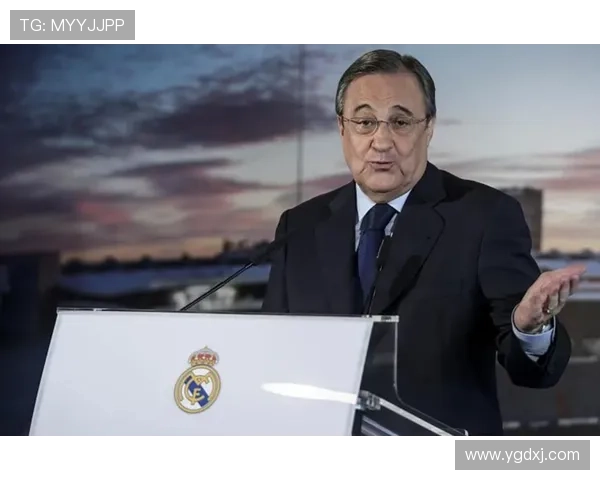 皇马球迷横幅示爱双星共同守护